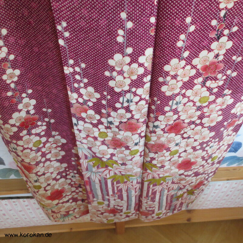 blassroter Homongi Kimono, Kanokodot Druck und Umeblüten auf Seide