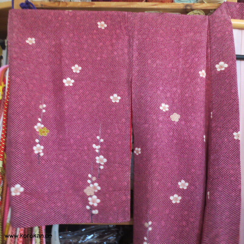 blassroter Homongi Kimono, Kanokodot Druck und Umeblüten auf Seide