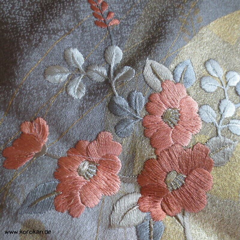 Kosode Kimono, goldene Gräser und Stickerei Homongi
