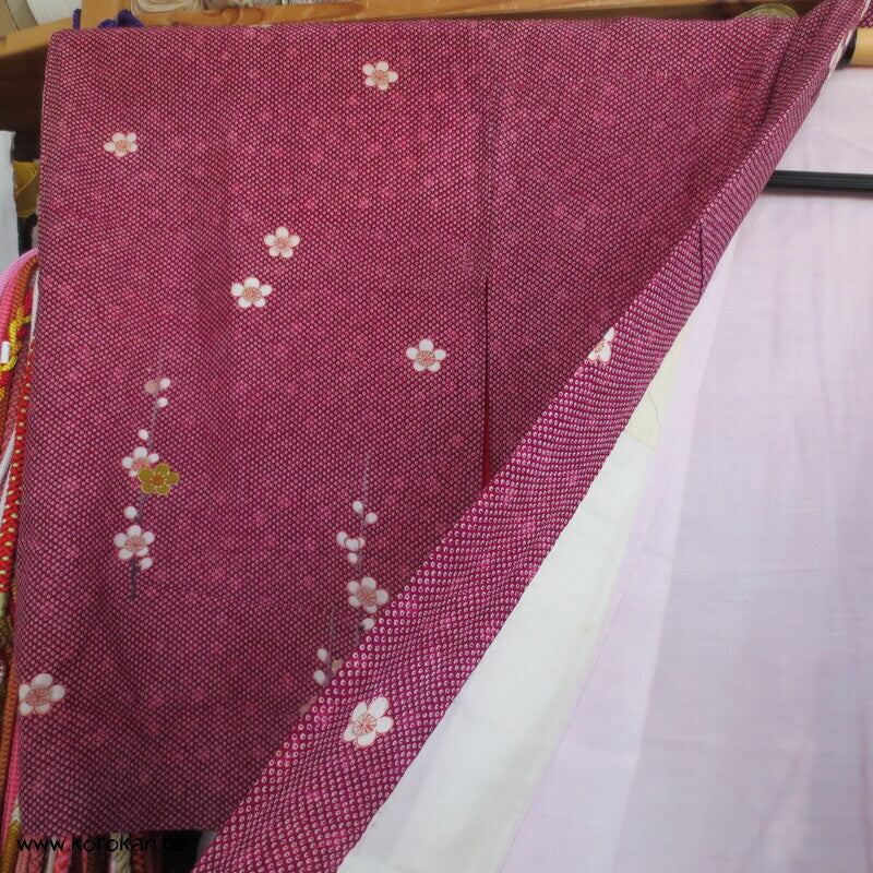 blassroter Homongi Kimono, Kanokodot Druck und Umeblüten auf Seide