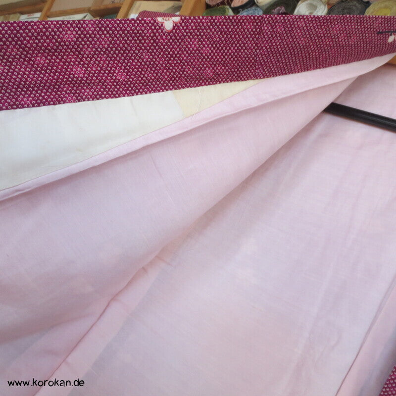 blassroter Homongi Kimono, Kanokodot Druck und Umeblüten auf Seide