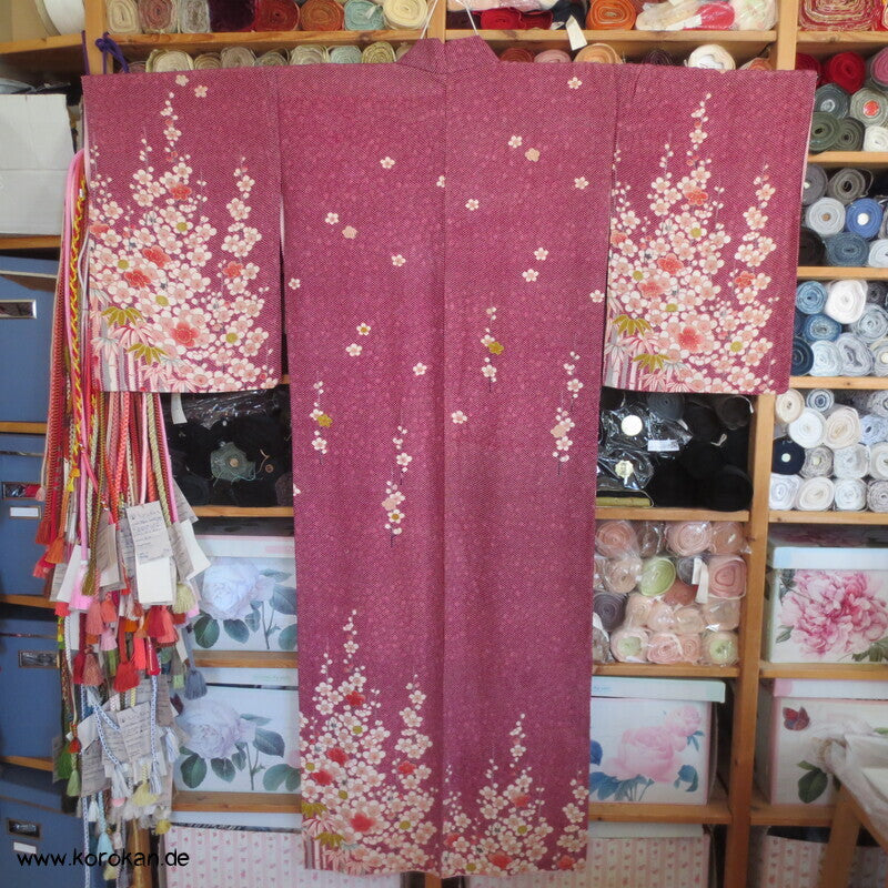 blassroter Homongi Kimono, Kanokodot Druck und Umeblüten auf Seide