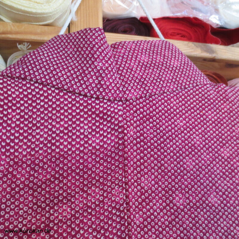 blassroter Homongi Kimono, Kanokodot Druck und Umeblüten auf Seide