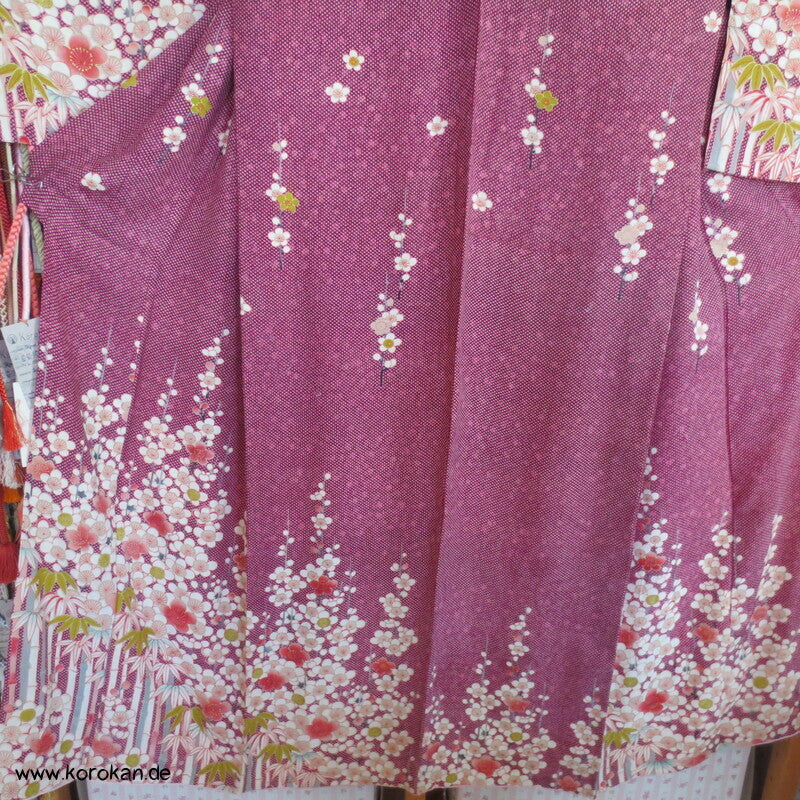 blassroter Homongi Kimono, Kanokodot Druck und Umeblüten auf Seide