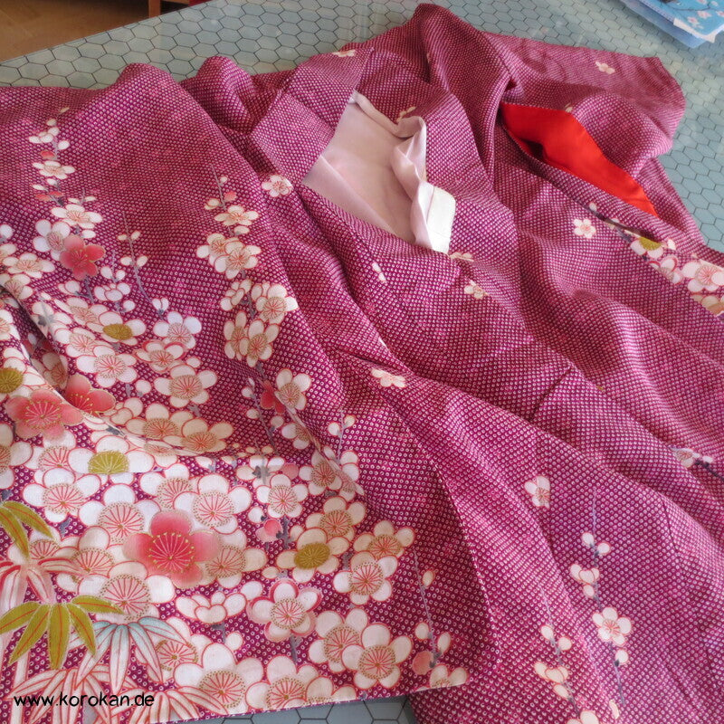 blassroter Homongi Kimono, Kanokodot Druck und Umeblüten auf Seide