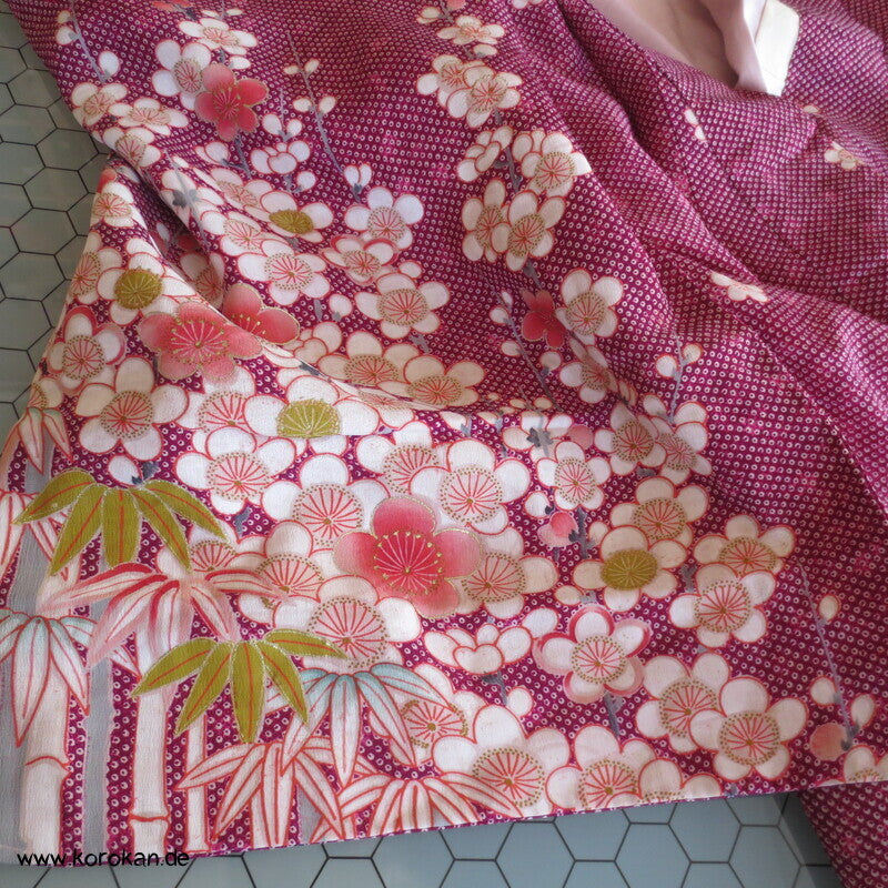blassroter Homongi Kimono, Kanokodot Druck und Umeblüten auf Seide