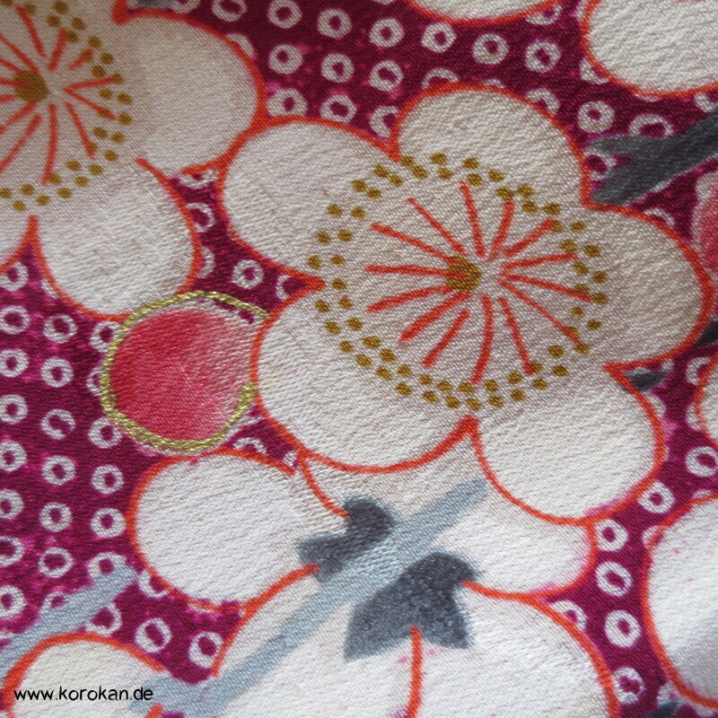 blassroter Homongi Kimono, Kanokodot Druck und Umeblüten auf Seide