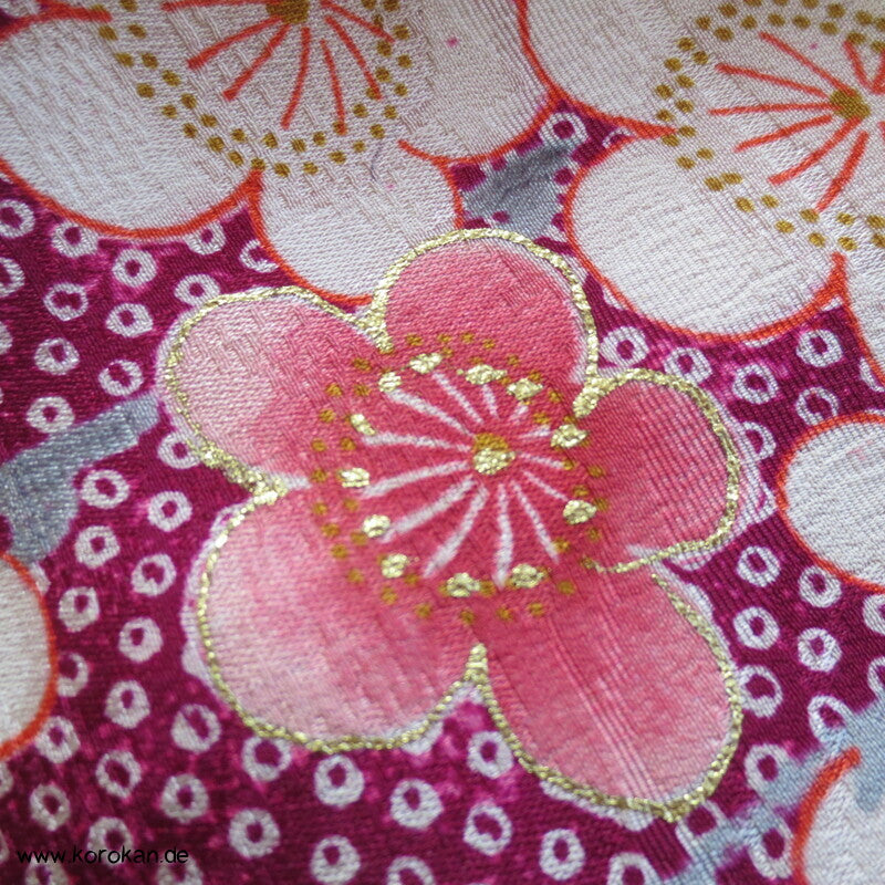blassroter Homongi Kimono, Kanokodot Druck und Umeblüten auf Seide