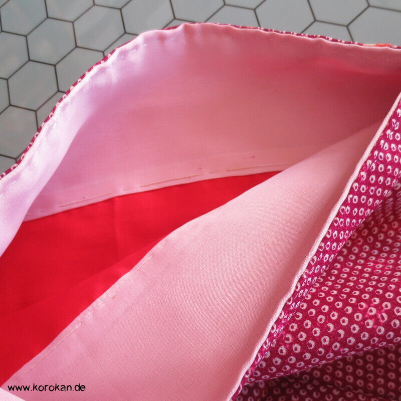 blassroter Homongi Kimono, Kanokodot Druck und Umeblüten auf Seide