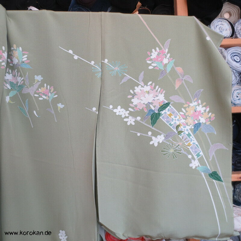 Blütenbögen auf schilfgrün Seiden Karieba für Homongi