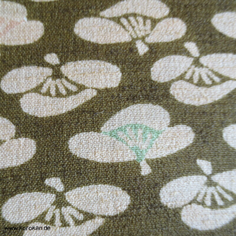Kamelien auf oliv Kimono Wolle Stoffrolle