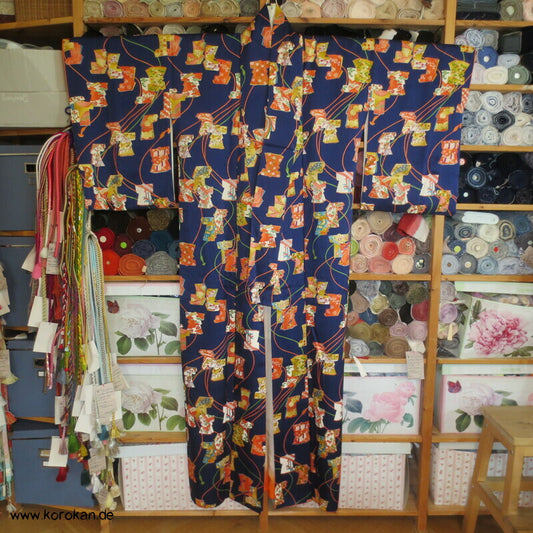 Tagasode und Flechtbänder auf kobaltblau Komon Kimono