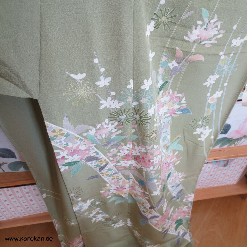 Blütenbögen auf schilfgrün Seiden Karieba für Homongi