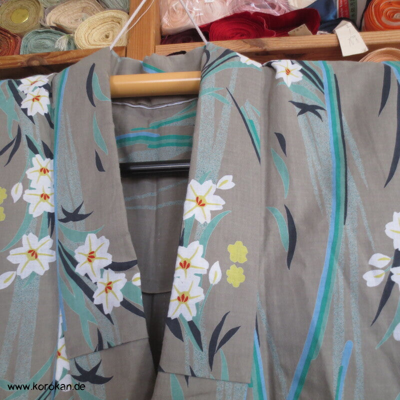 schilfgraugrüner Yukata Kimono, reine Baumwolle, mit hellen Blüten