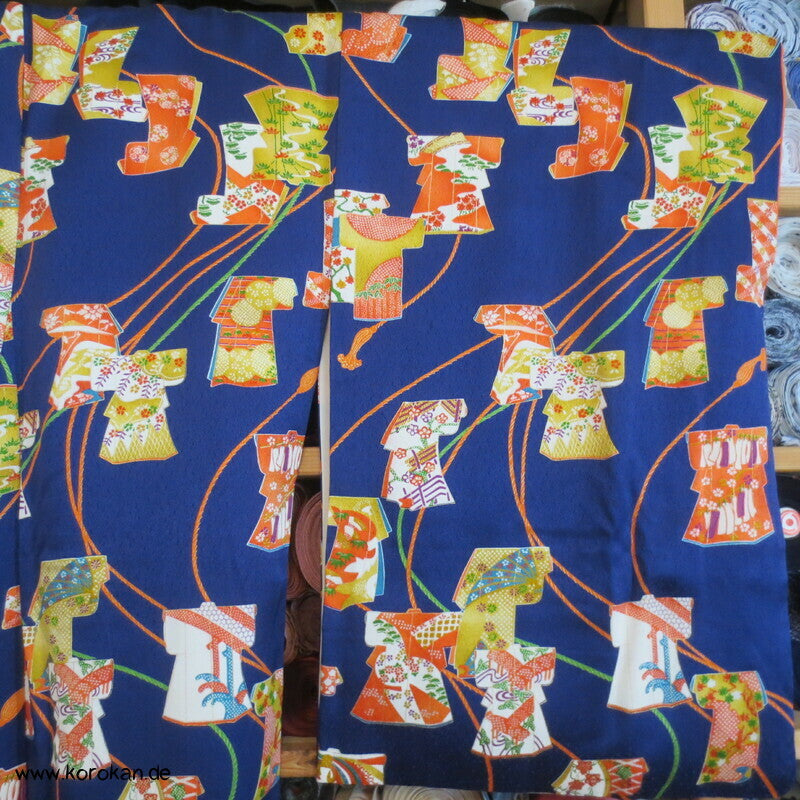 Tagasode und Flechtbänder auf kobaltblau Komon Kimono