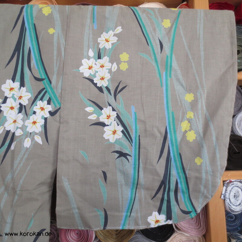 schilfgraugrüner Yukata Kimono, reine Baumwolle, mit hellen Blüten
