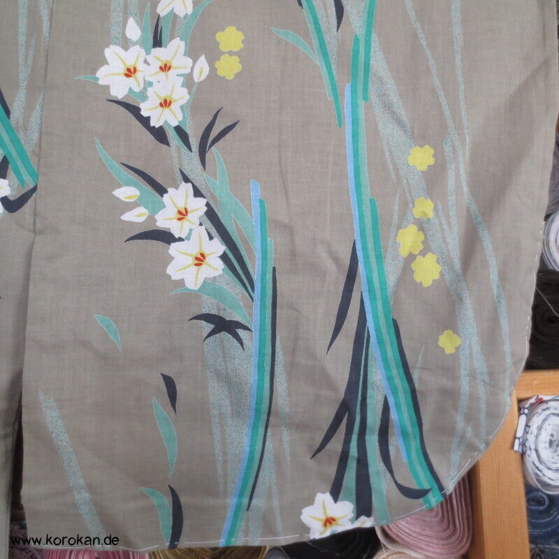 schilfgraugrüner Yukata Kimono, reine Baumwolle, mit hellen Blüten