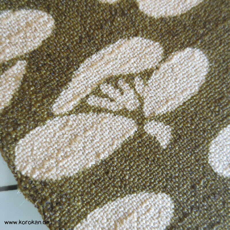Kamelien auf oliv Kimono Wolle Stoffrolle