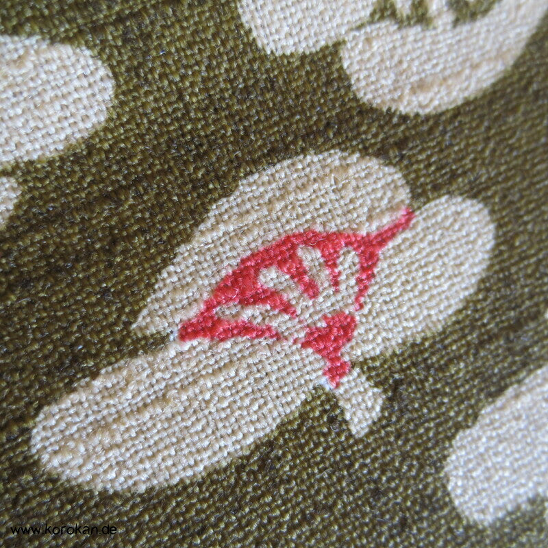 Kamelien auf oliv Kimono Wolle Stoffrolle