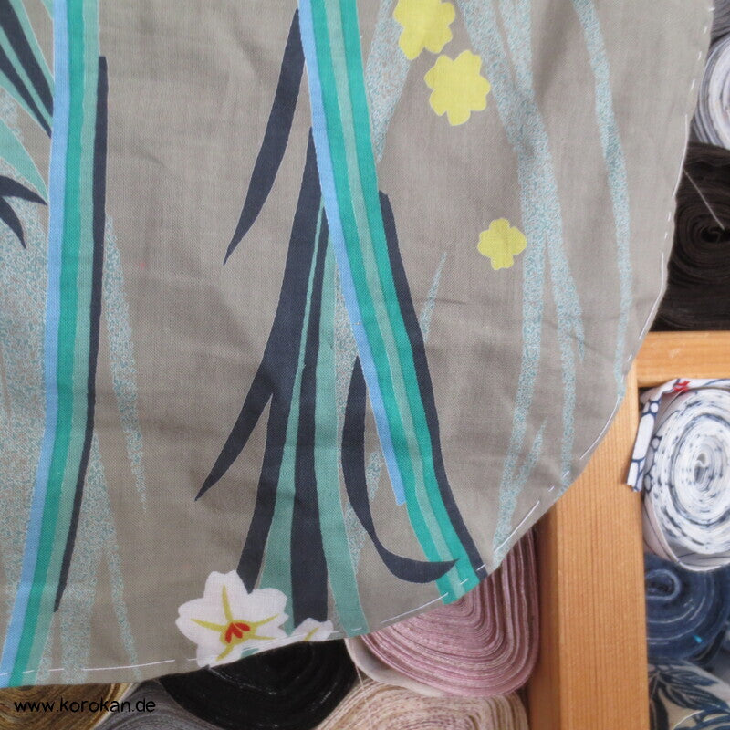 schilfgraugrüner Yukata Kimono, reine Baumwolle, mit hellen Blüten
