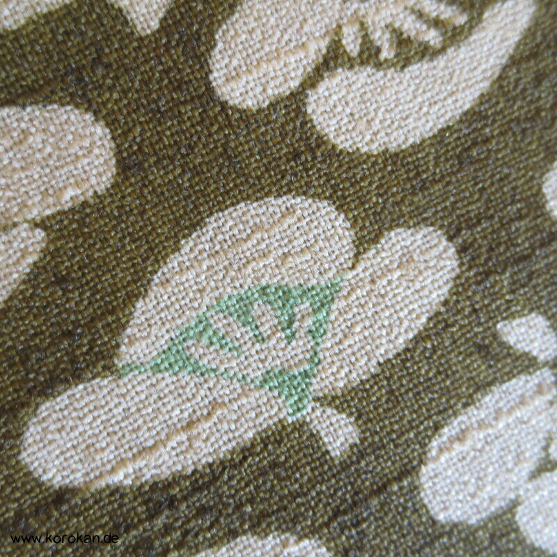 Kamelien auf oliv Kimono Wolle Stoffrolle
