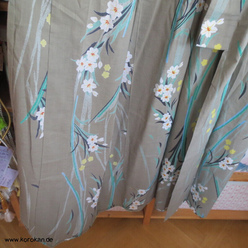 schilfgraugrüner Yukata Kimono, reine Baumwolle, mit hellen Blüten