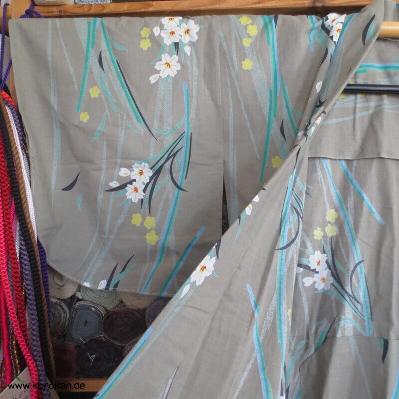 schilfgraugrüner Yukata Kimono, reine Baumwolle, mit hellen Blüten