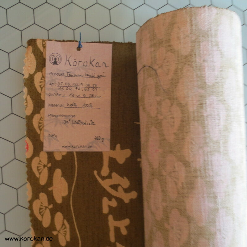 Kamelien auf oliv Kimono Wolle Stoffrolle
