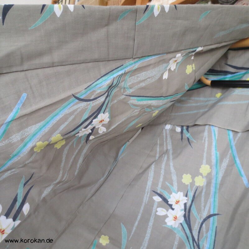 schilfgraugrüner Yukata Kimono, reine Baumwolle, mit hellen Blüten