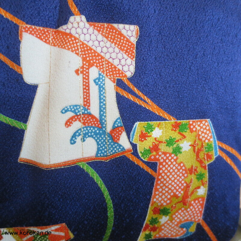 Tagasode und Flechtbänder auf kobaltblau Komon Kimono