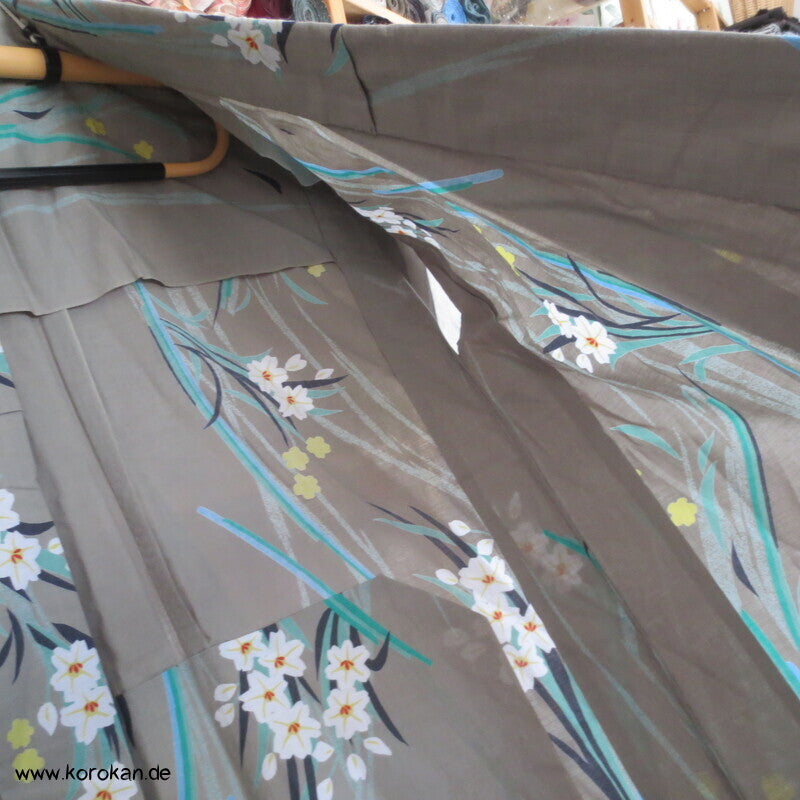 schilfgraugrüner Yukata Kimono, reine Baumwolle, mit hellen Blüten