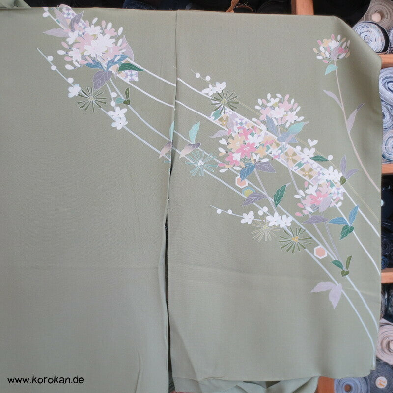 Blütenbögen auf schilfgrün Seiden Karieba für Homongi