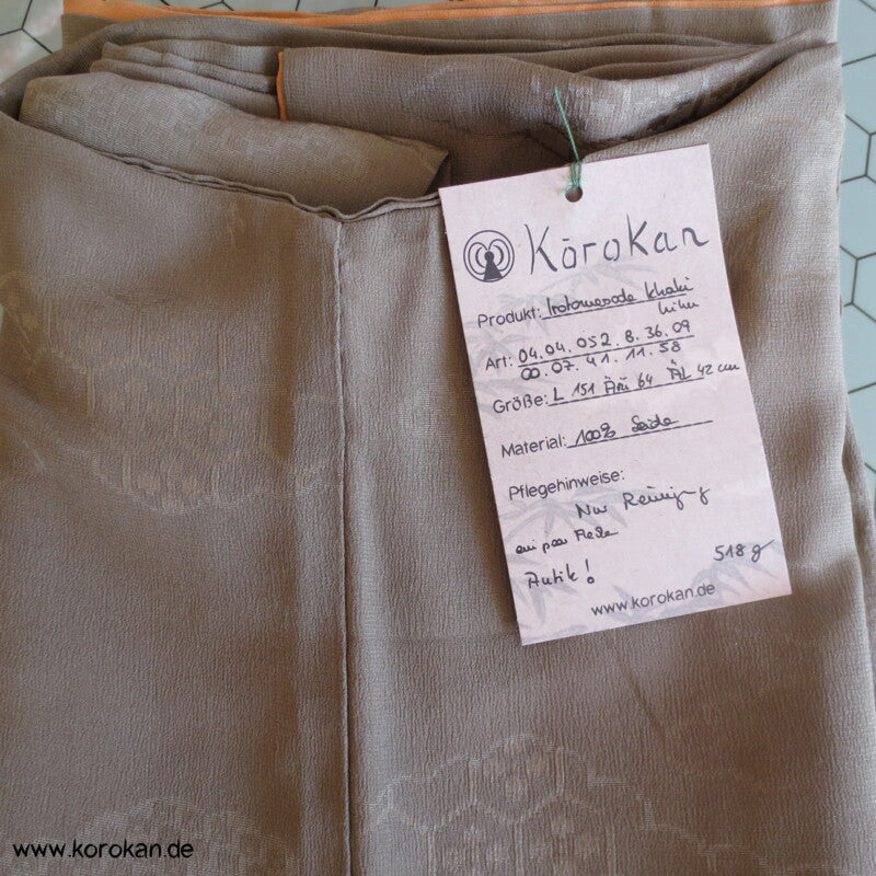 Chrysanthemen, Stickerei, antiker Irotomesode, khaki Seiden Kimono
