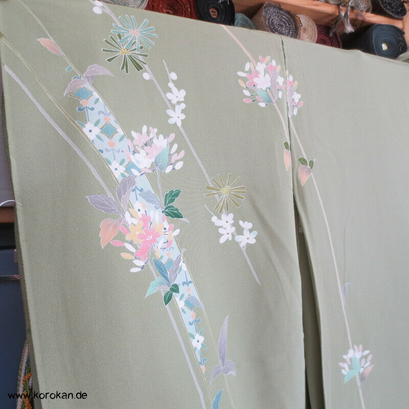 Blütenbögen auf schilfgrün Seiden Karieba für Homongi