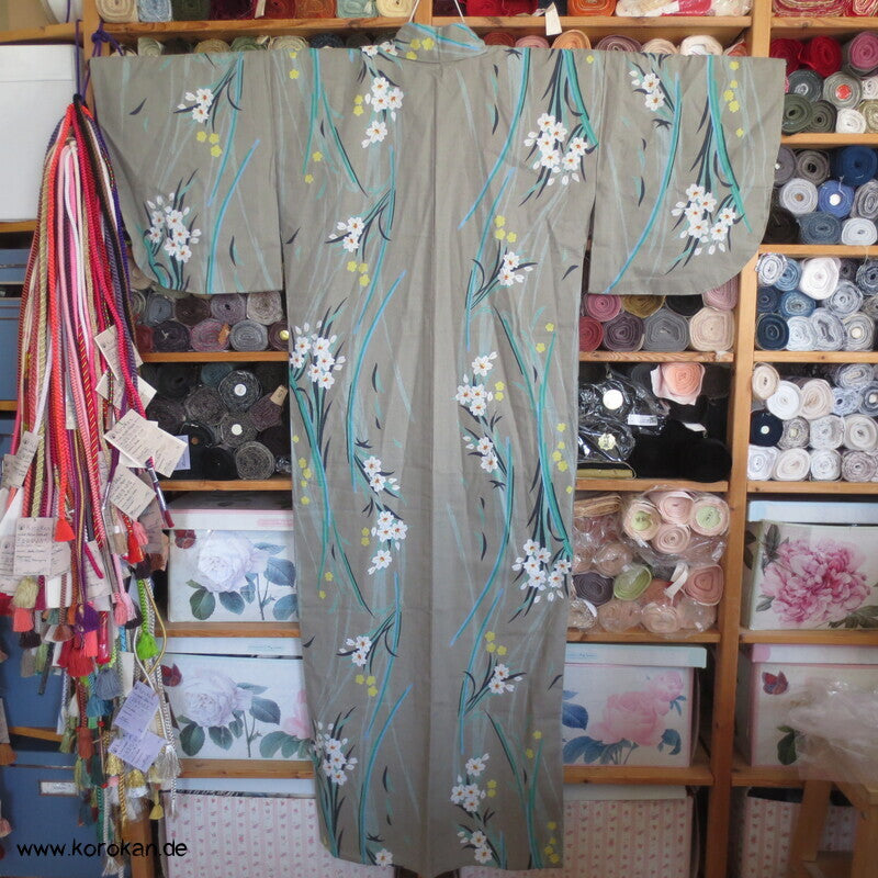 schilfgraugrüner Yukata Kimono, reine Baumwolle, mit hellen Blüten