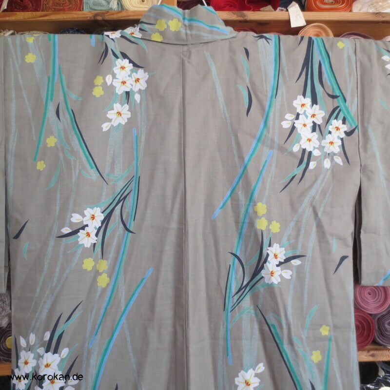 schilfgraugrüner Yukata Kimono, reine Baumwolle, mit hellen Blüten