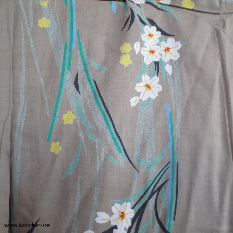 schilfgraugrüner Yukata Kimono, reine Baumwolle, mit hellen Blüten