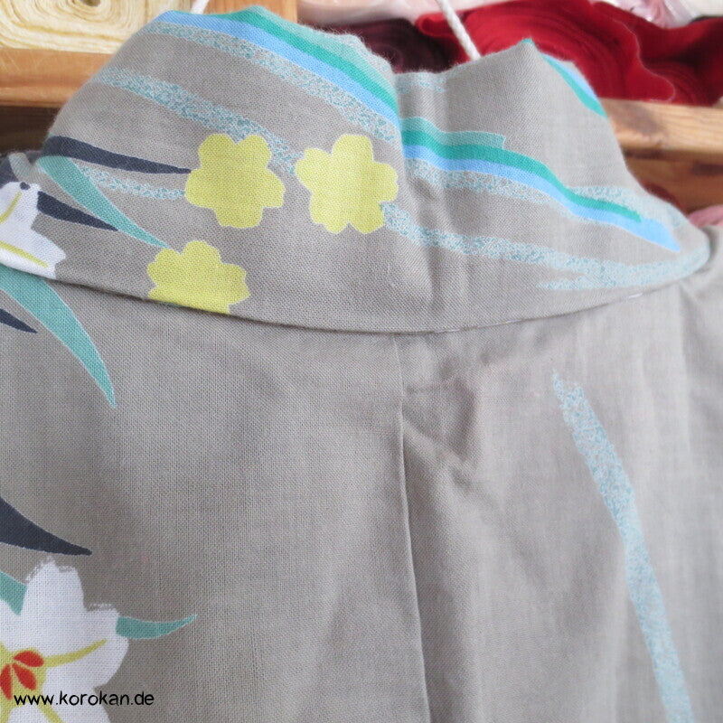 schilfgraugrüner Yukata Kimono, reine Baumwolle, mit hellen Blüten
