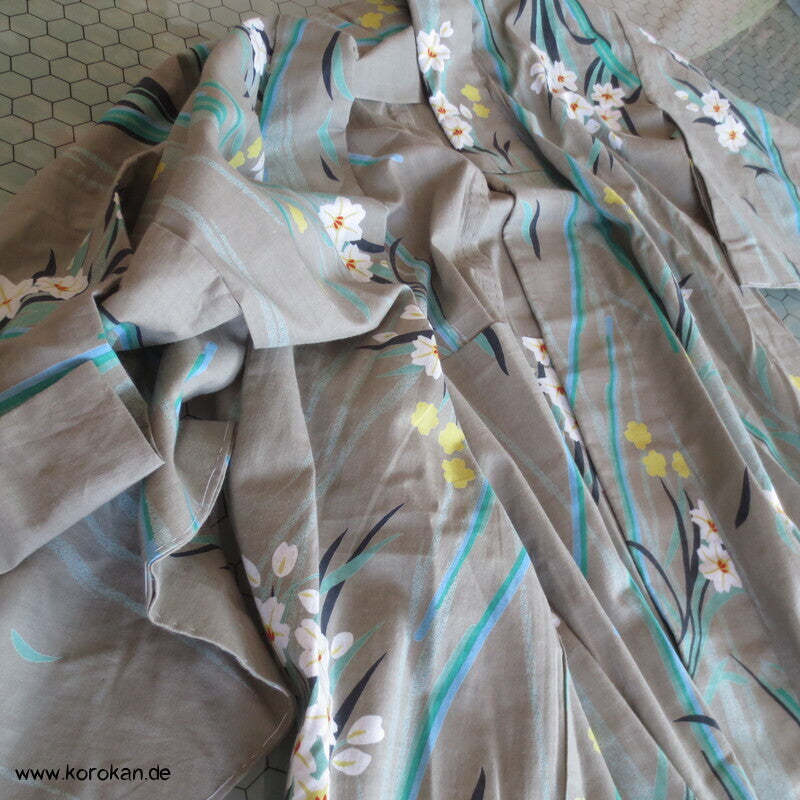 schilfgraugrüner Yukata Kimono, reine Baumwolle, mit hellen Blüten