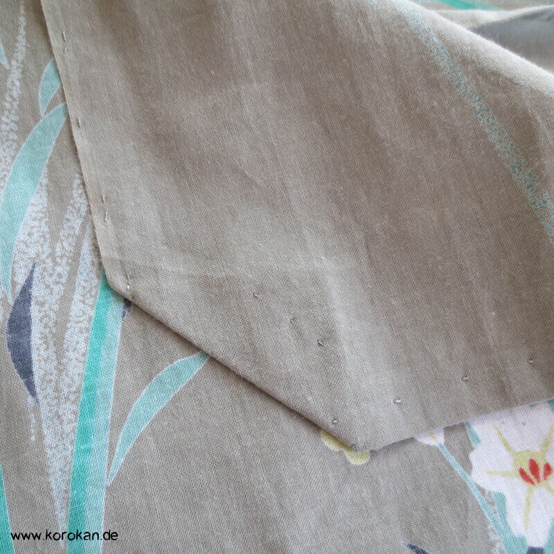 schilfgraugrüner Yukata Kimono, reine Baumwolle, mit hellen Blüten
