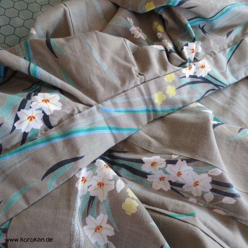 schilfgraugrüner Yukata Kimono, reine Baumwolle, mit hellen Blüten