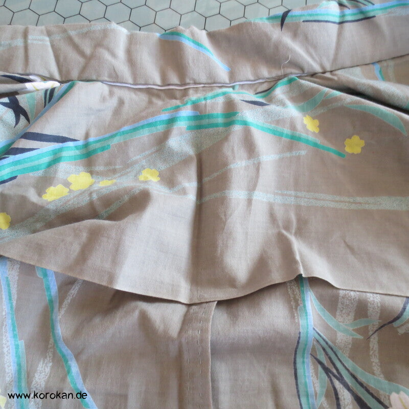 schilfgraugrüner Yukata Kimono, reine Baumwolle, mit hellen Blüten