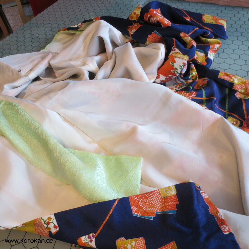 Tagasode und Flechtbänder auf kobaltblau Komon Kimono
