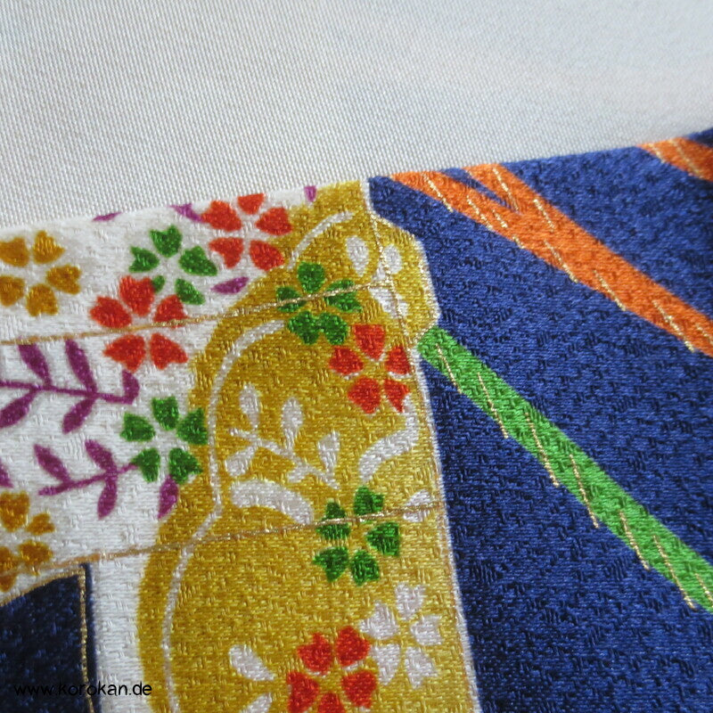 Tagasode und Flechtbänder auf kobaltblau Komon Kimono