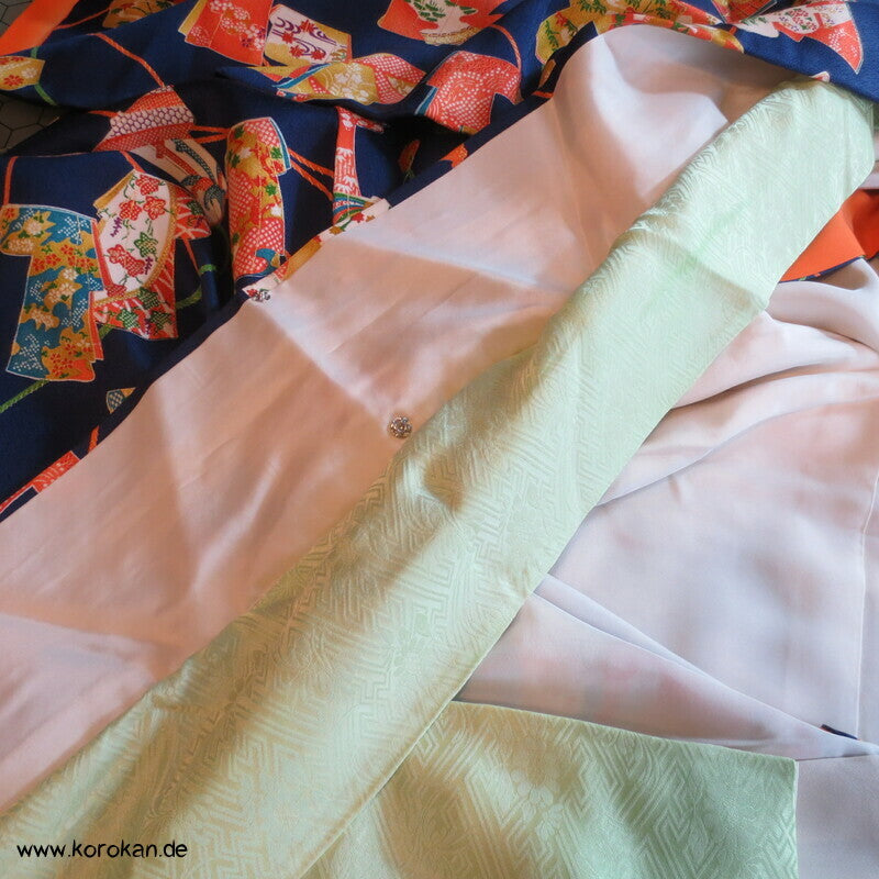 Tagasode und Flechtbänder auf kobaltblau Komon Kimono