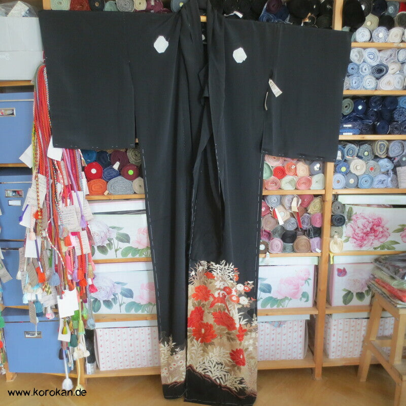 Tomesode, roter Vogel im Pfingstrosenbusch Seiden Karieba