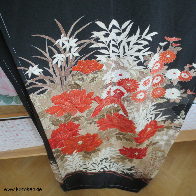 Tomesode, roter Vogel im Pfingstrosenbusch Seiden Karieba