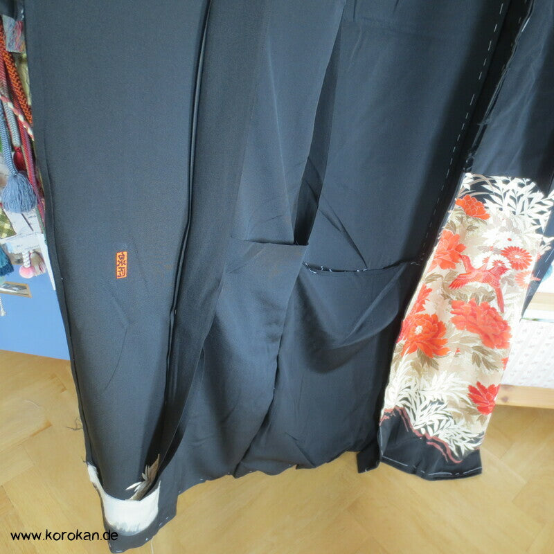 Tomesode, roter Vogel im Pfingstrosenbusch Seiden Karieba