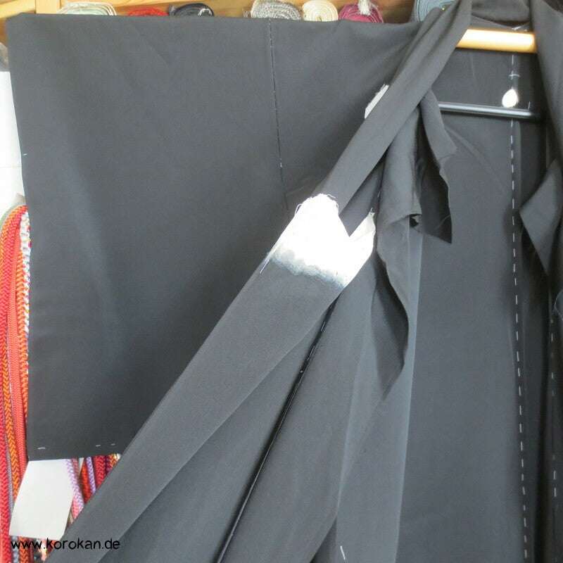 Tomesode, roter Vogel im Pfingstrosenbusch Seiden Karieba