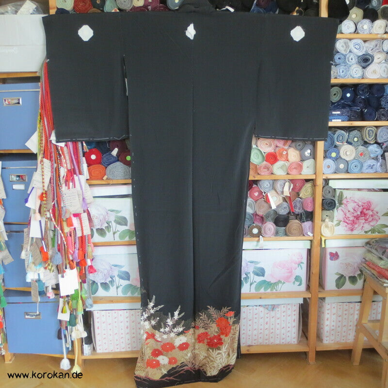 Tomesode, roter Vogel im Pfingstrosenbusch Seiden Karieba